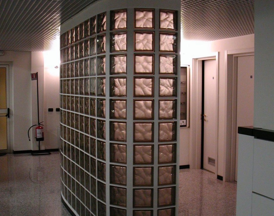 Стена из стеклоблоков в интерьере
