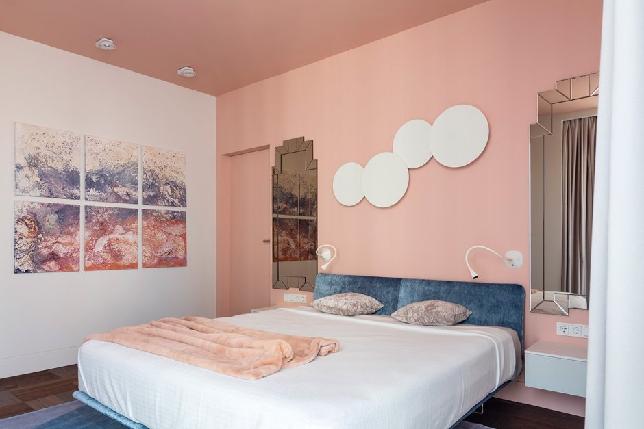 Персиковые стены в интерьере спальни