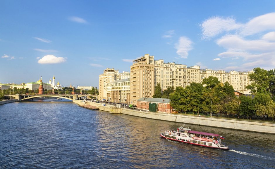 Доме на набережной Москвы реки в центре столицы