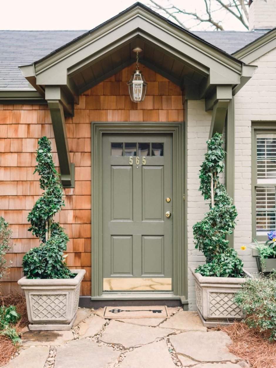 Входная зеленая дверь в деревянном доме