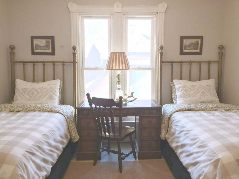 Уютная спальня с двумя кроватями