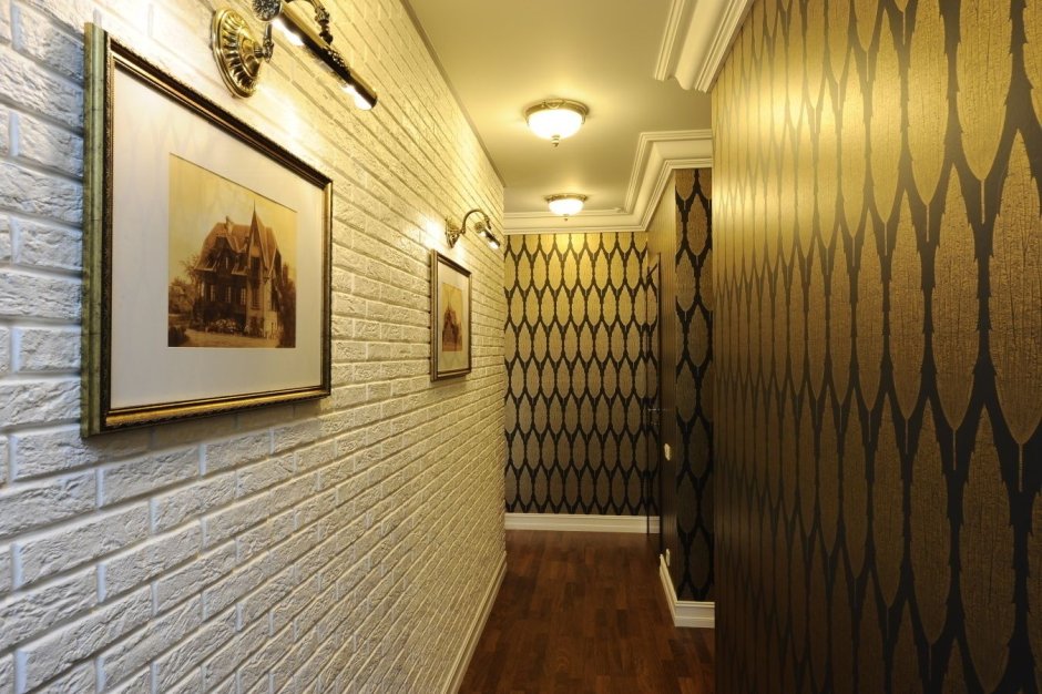 Декоративная отделка стен в коридоре