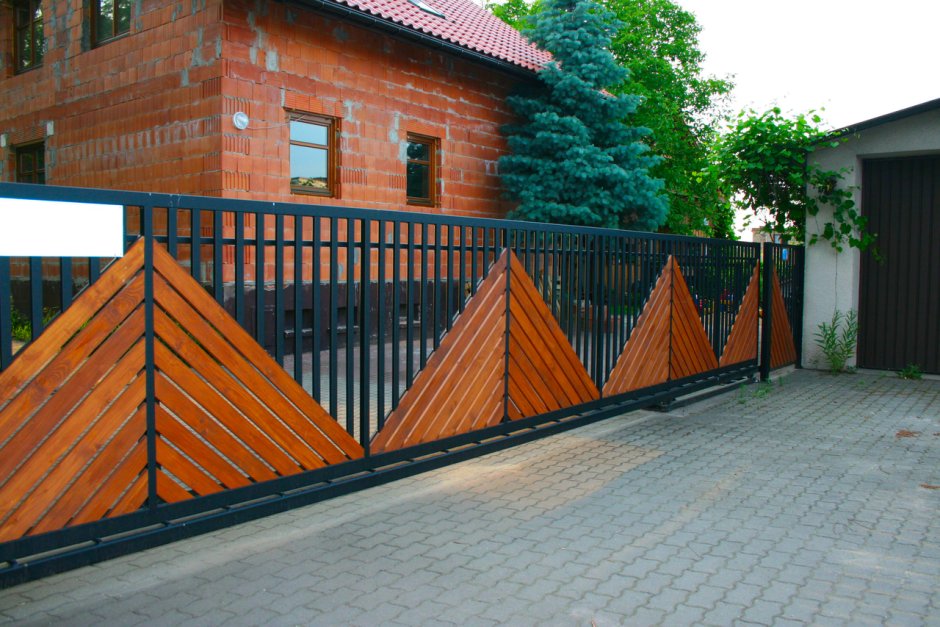 Забор из дерева и металла комбинированный