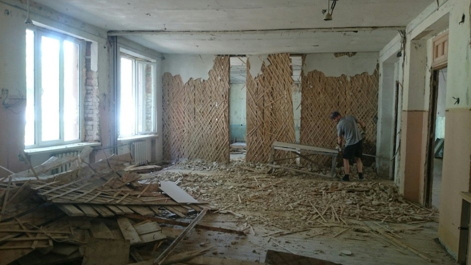 Демонтаж деревянных стен