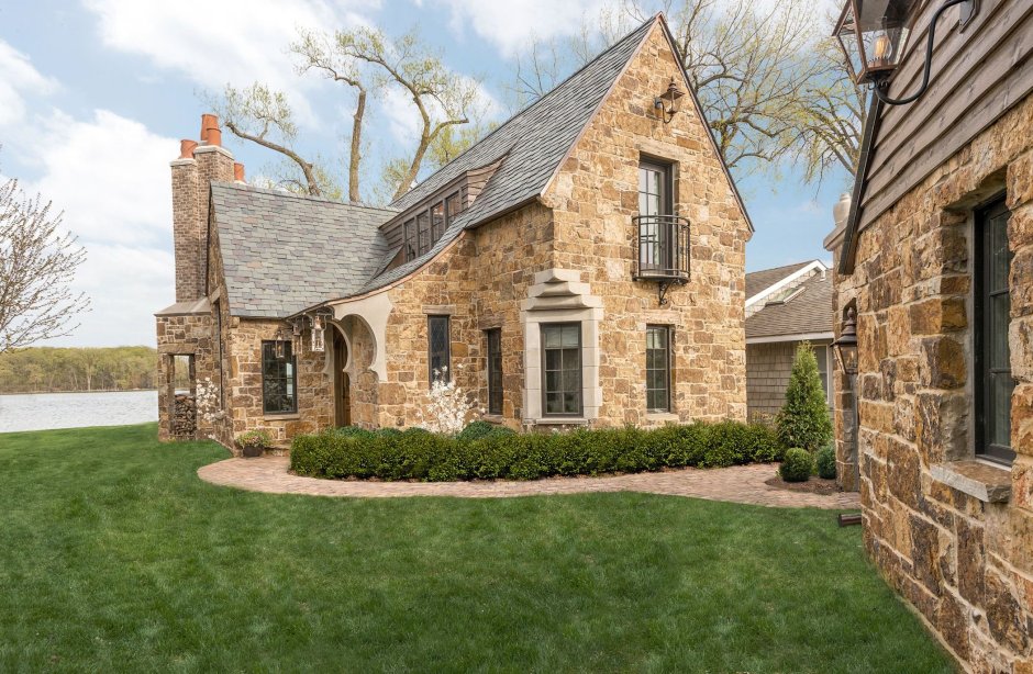 Stone Cottage on Lake Minnetonka Gardener's Cottage проект