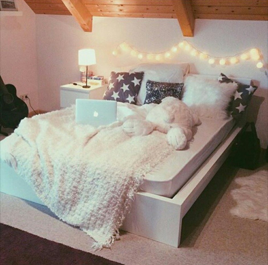 Спальня уютная для девушки с кроватью