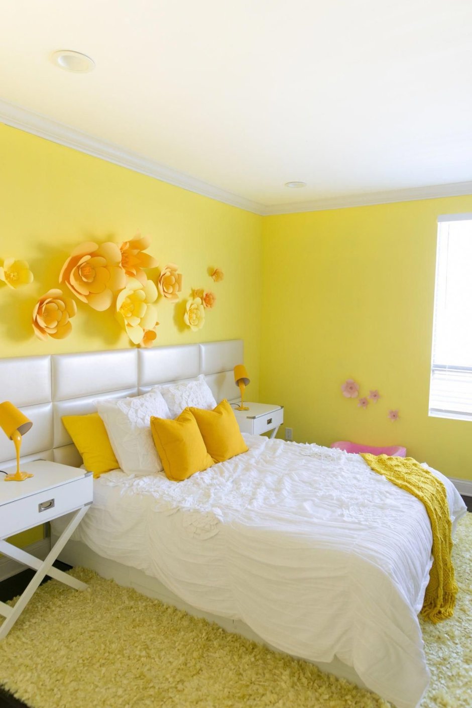 Светло желтая спальня