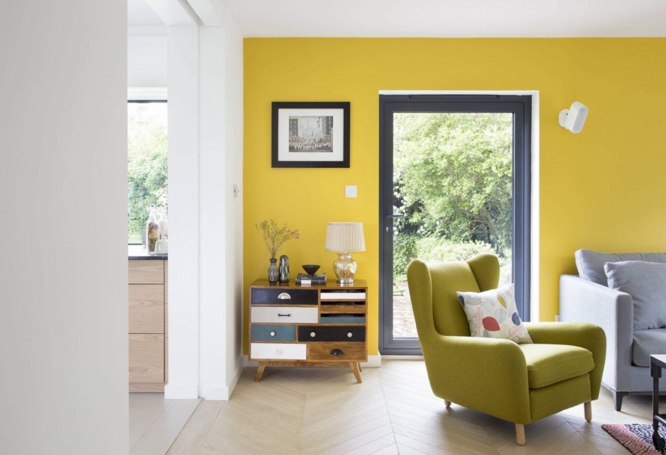 Светлые желтые стены и серая мебель