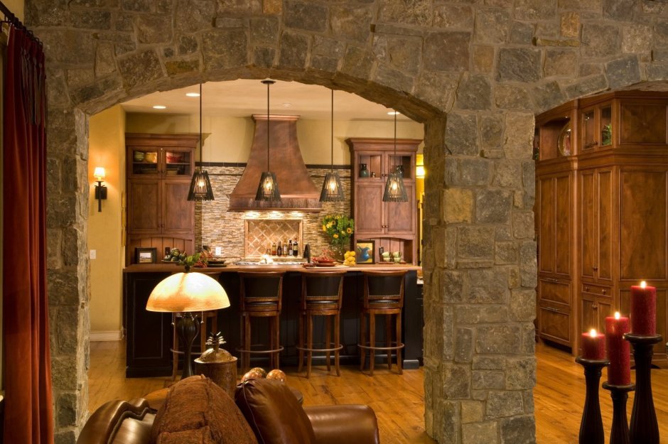 Каменная арка в интерьере кухни