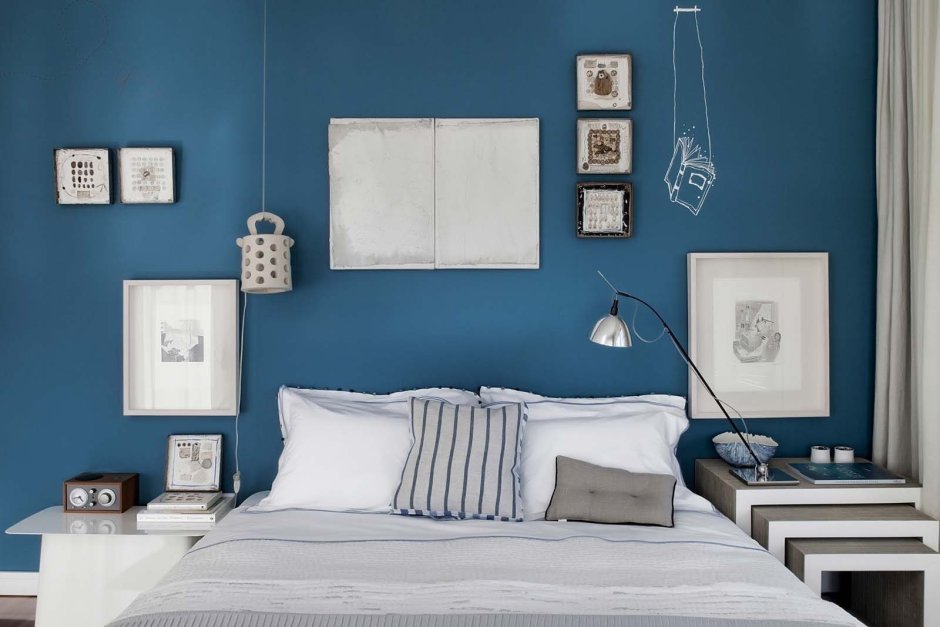Комната с одной синей стеной
