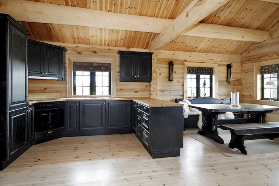 Черная кухня в деревянном доме