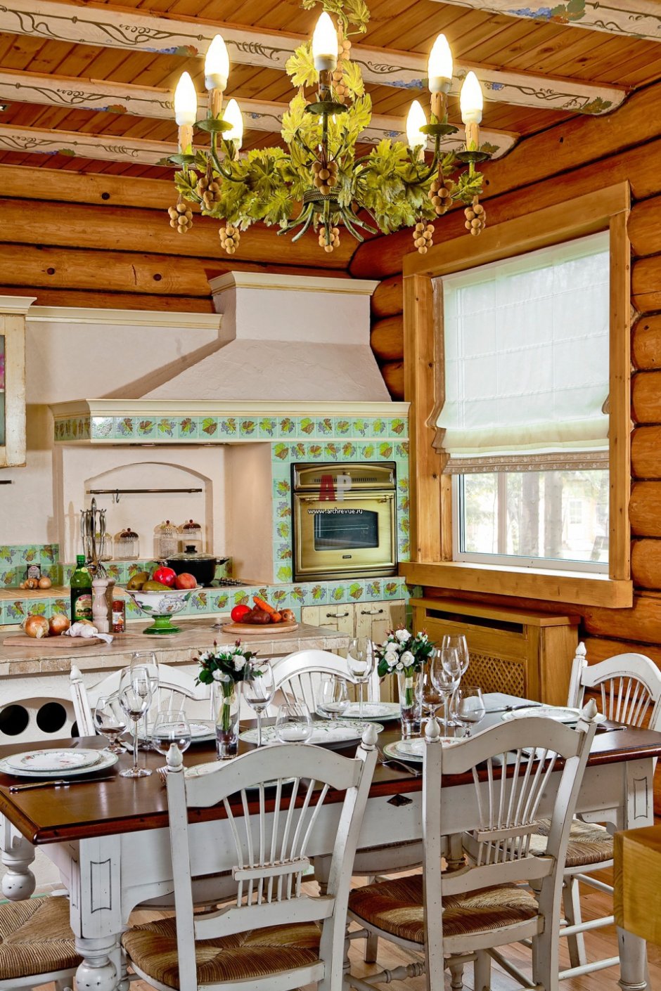 Интерьер кухни в бревенчатом доме в стиле Прованс