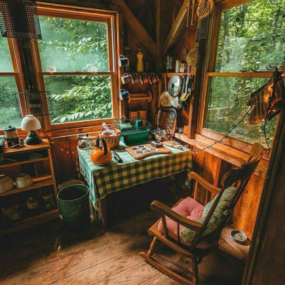 Уютный домик в лесу интерьер