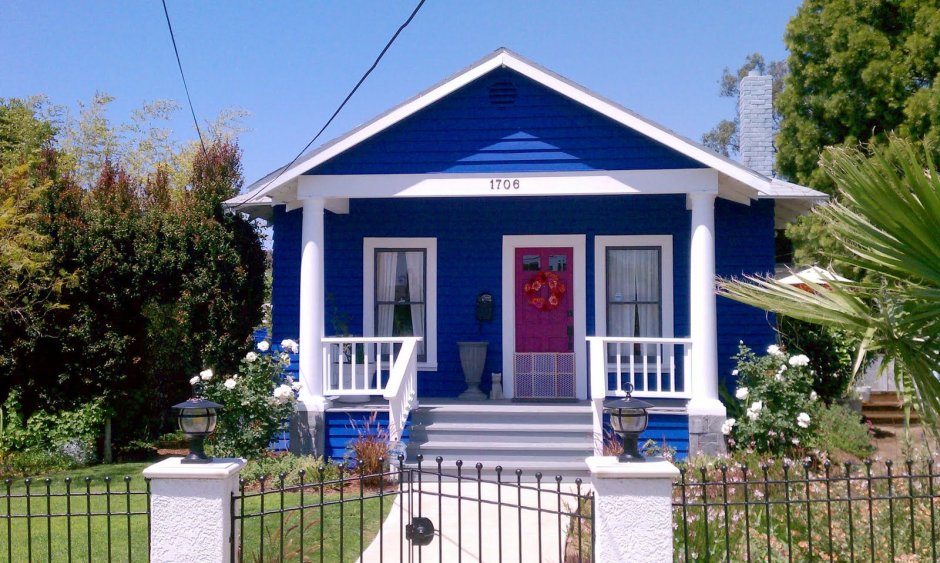 Дачный дом голубого цвета