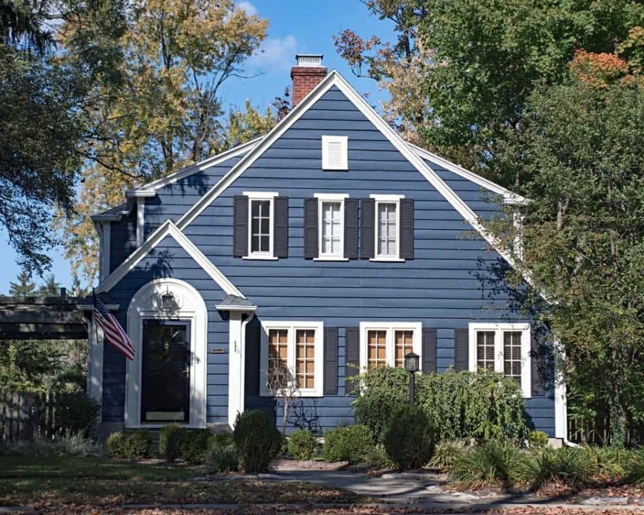 Деревянный дом серо голубого цвета
