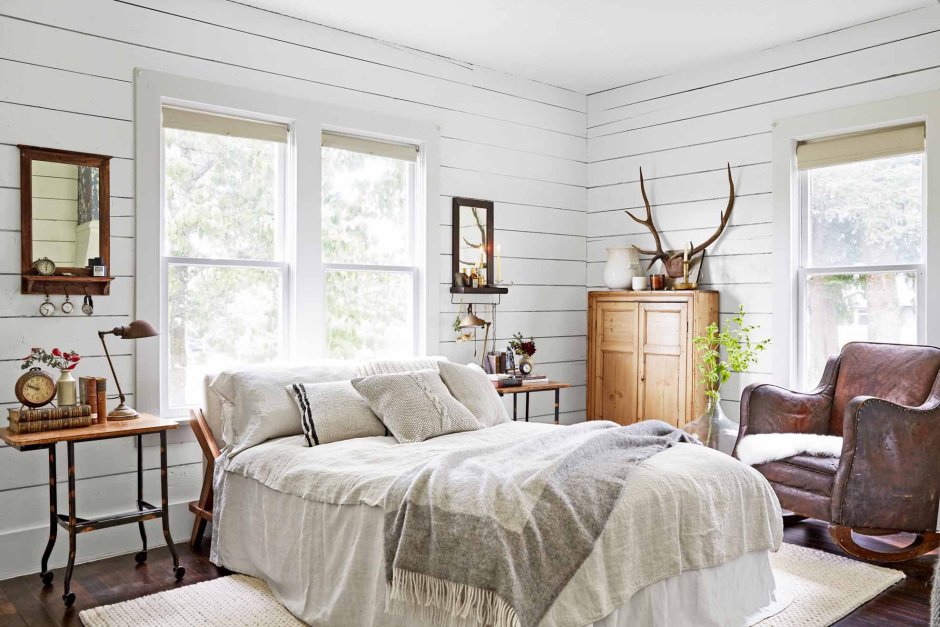 Белая спальня в стиле Кантри