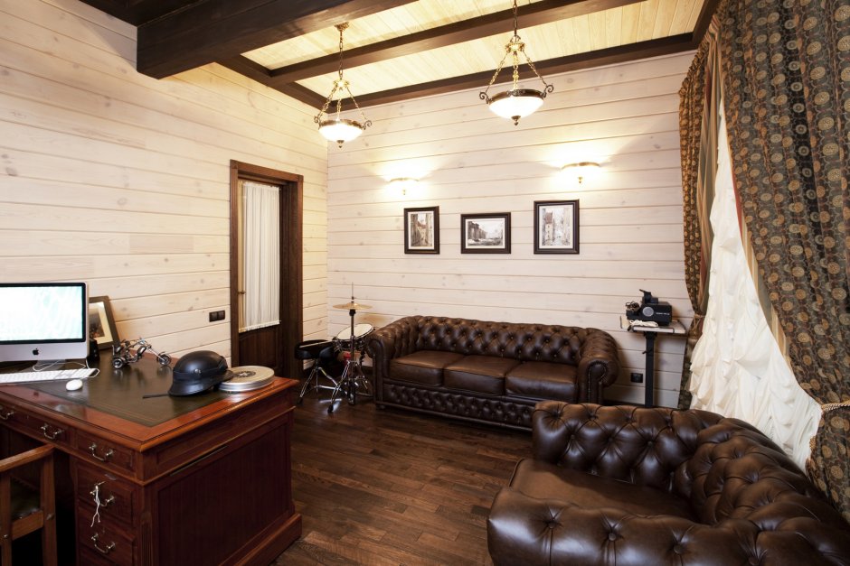 Интерьер кабинета в деревянном доме