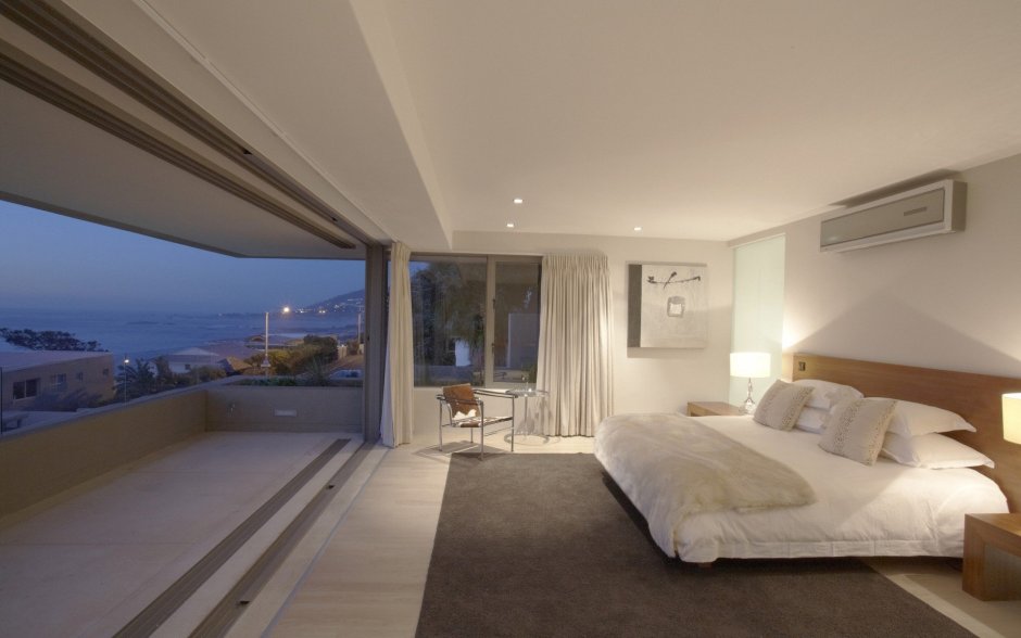 Большая спальня с балконом
