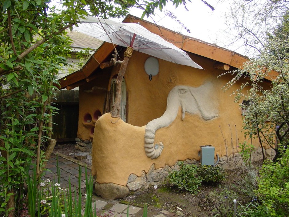 Необычный дом из самана глины