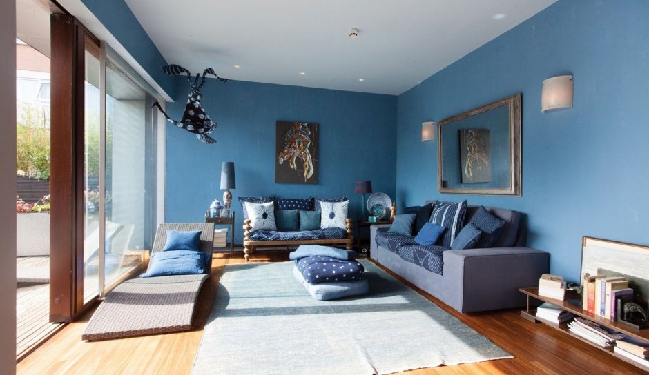 Комната с голубыми стенами