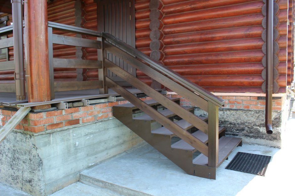 Лестница к дому наружная деревянная