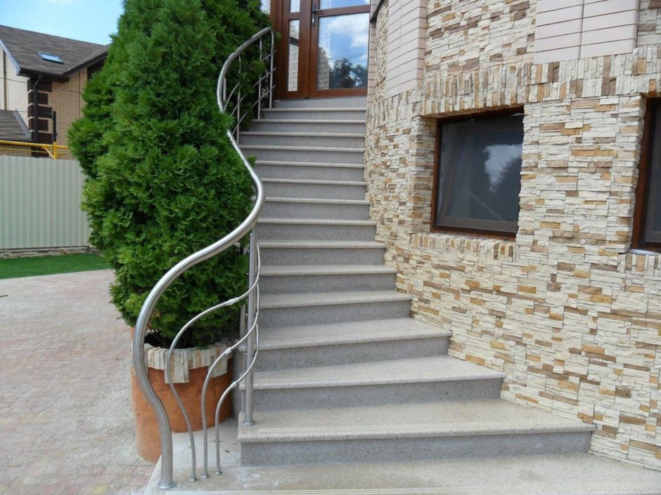 Лестница на улице в частном доме