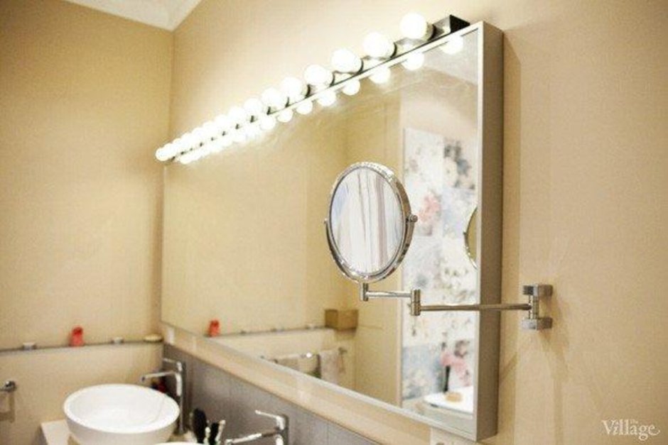 Светильник в ванной комнате на стене