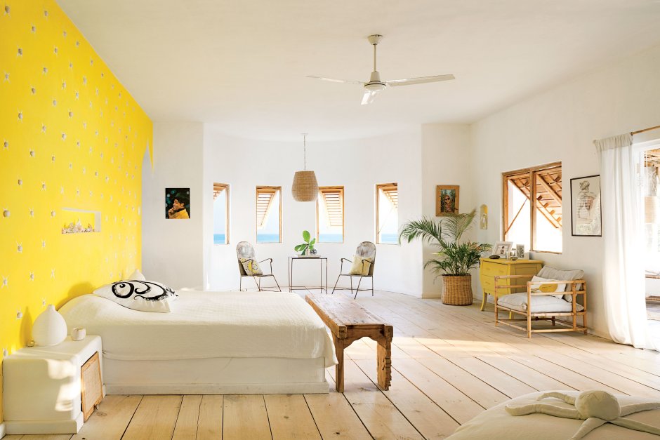 Интерьер комнаты с желтыми стенами
