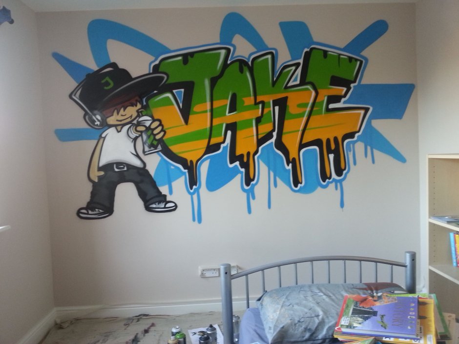 Граффити на стене в комнате