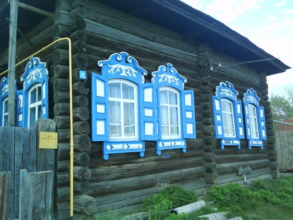 Деревенский дом с голубыми ставнями