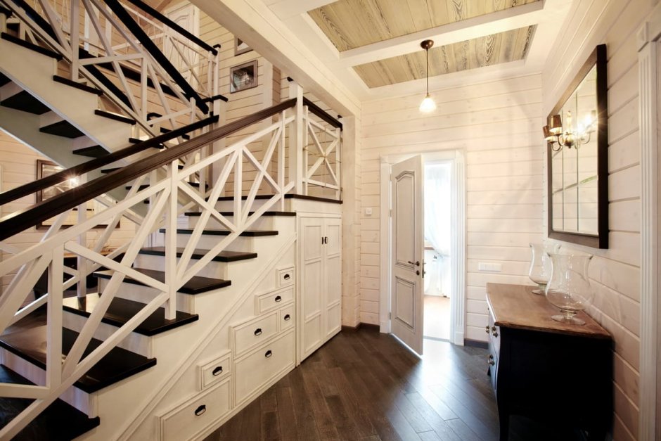 Деревянная лестница в стиле Прованс