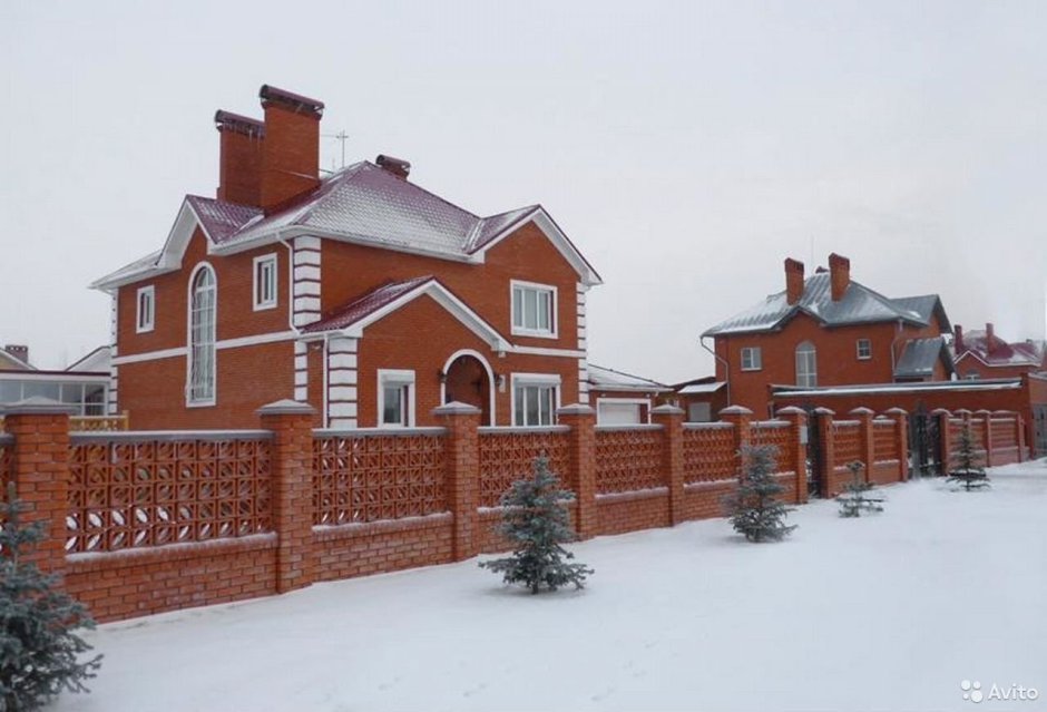 Дом из красного кирпича с белыми окнами