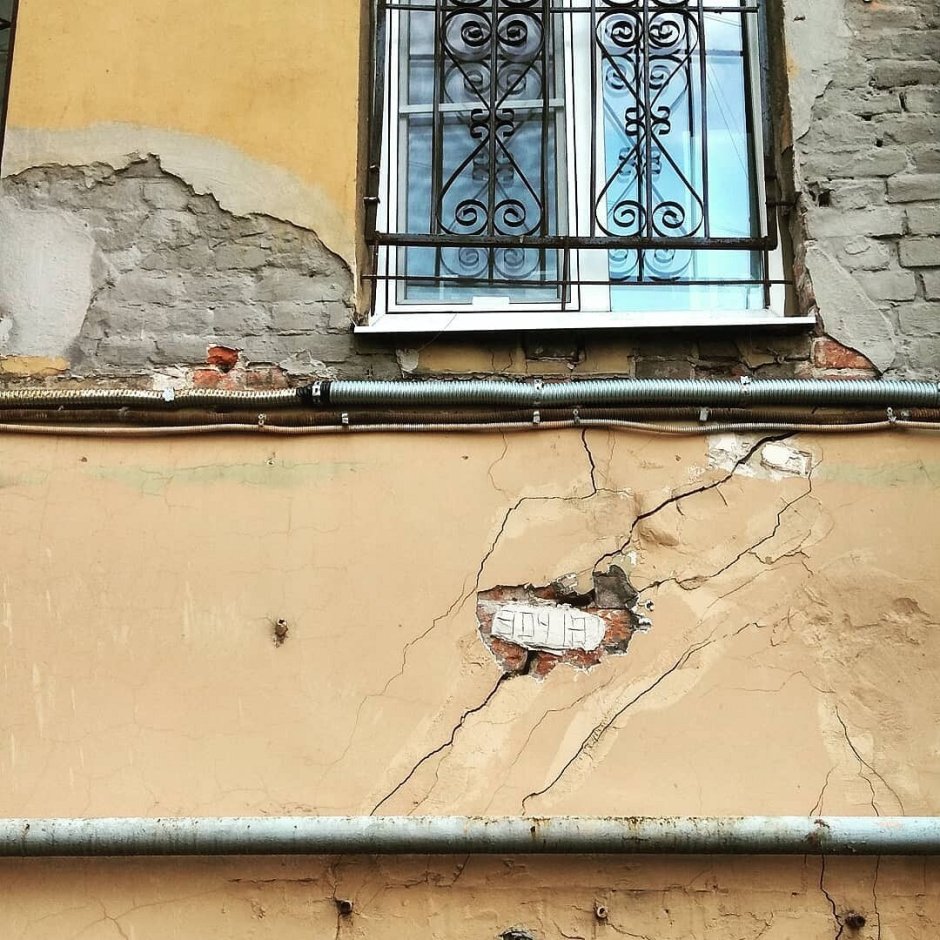 Заделывание трещин в кирпичной стене
