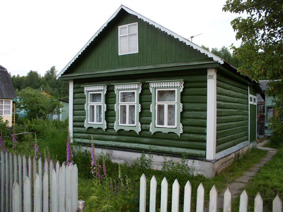 Деревенский дом зеленого цвета