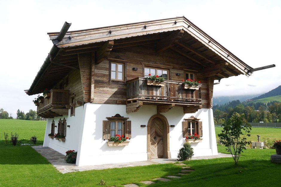 Традиционный деревянный Альпийский дом в коммуне Шелленберг