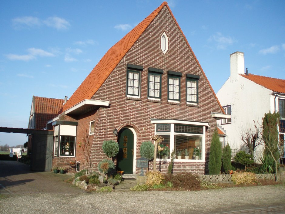 Кирпичный дом в голландском стиле