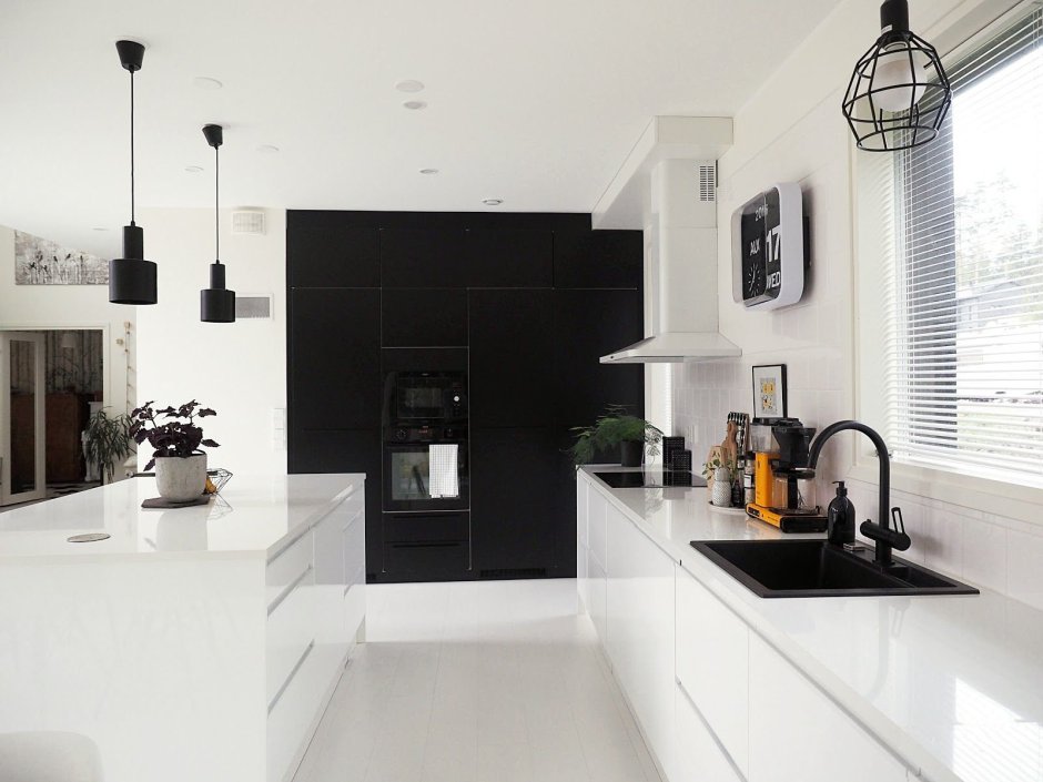 Белая кухня с черными элементами