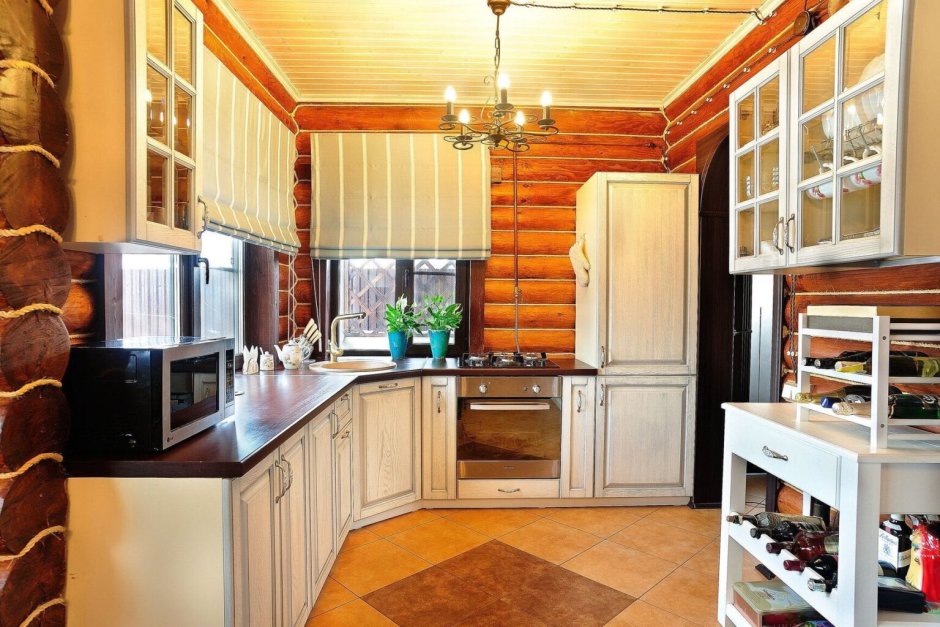 Небольшая кухня в деревянном доме