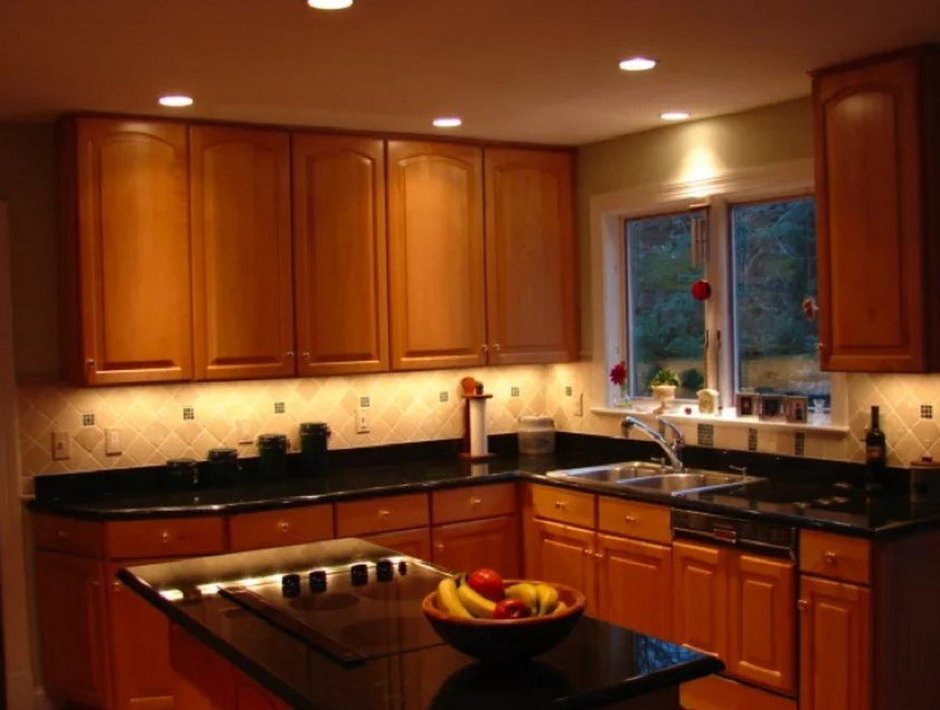 Точечные светильники на маленькой кухне