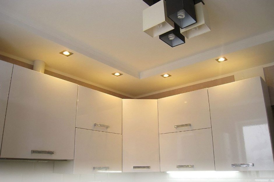 Потолок на кухне с точечными светильниками