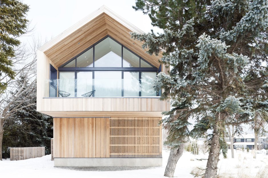 Дом в экологическом стиле зимой