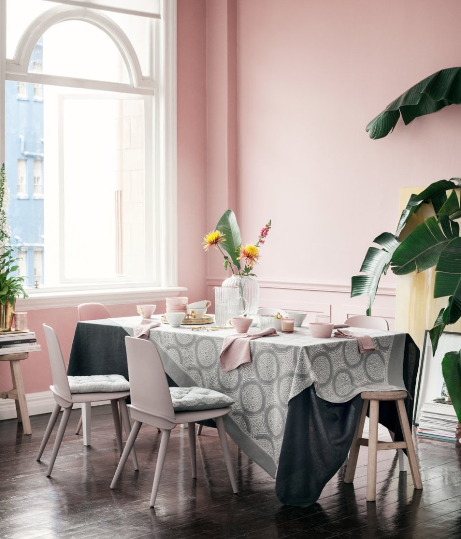 Розовый декор в интерьере кухни
