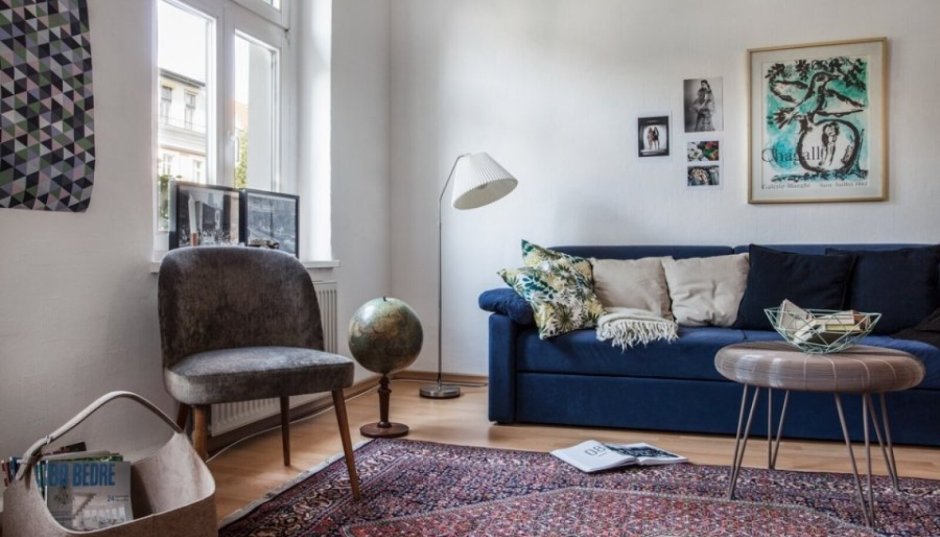 Синий диван в скандинавском интерьере
