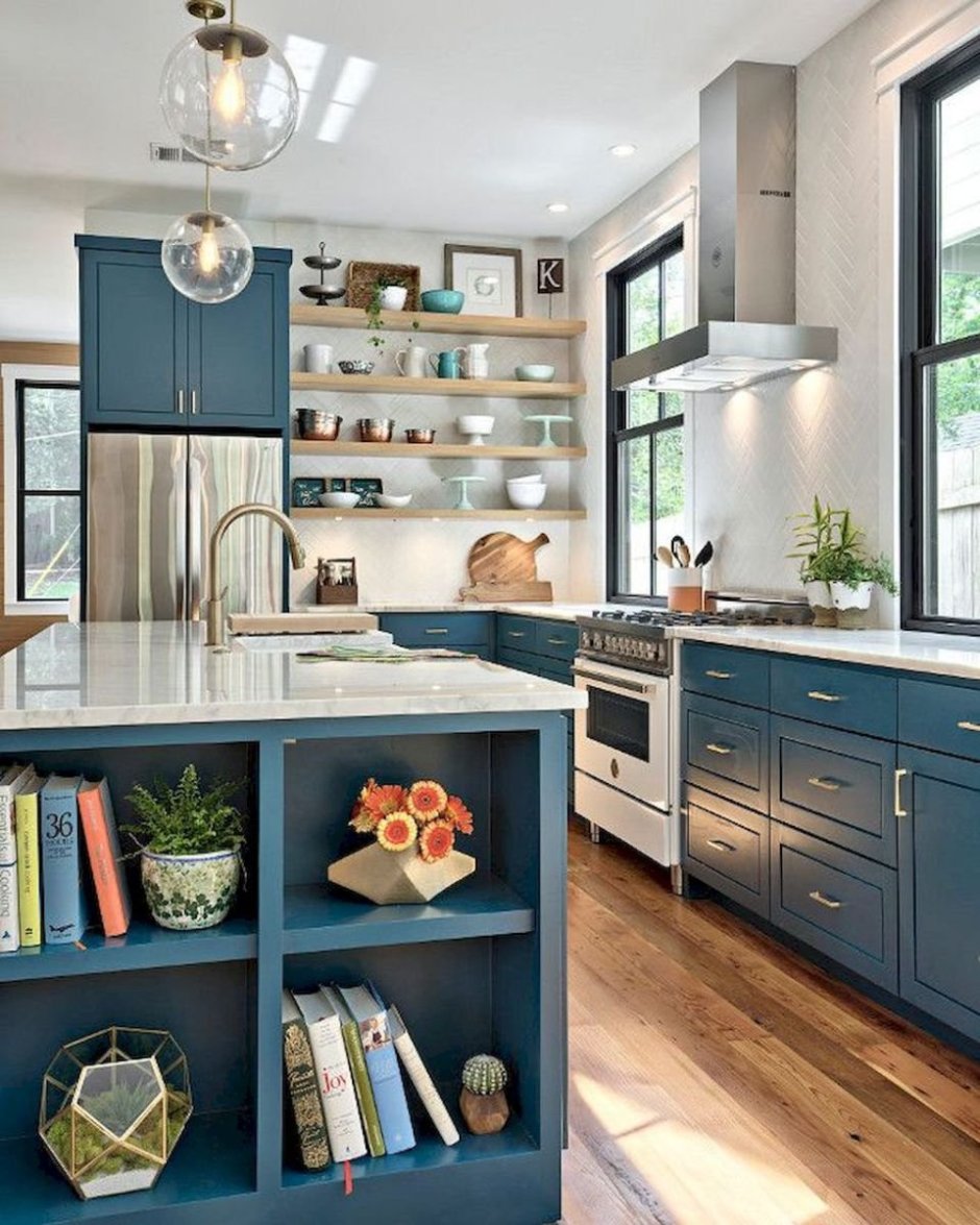 Синяя кухня с открытыми полками
