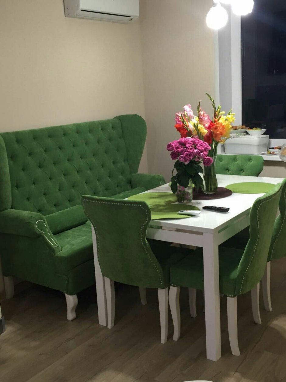 Зеленый диван на кухне