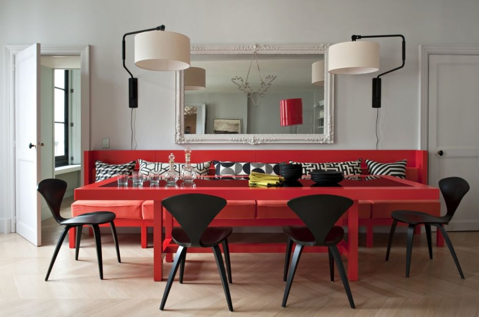 Красный диван в интерьере кухни