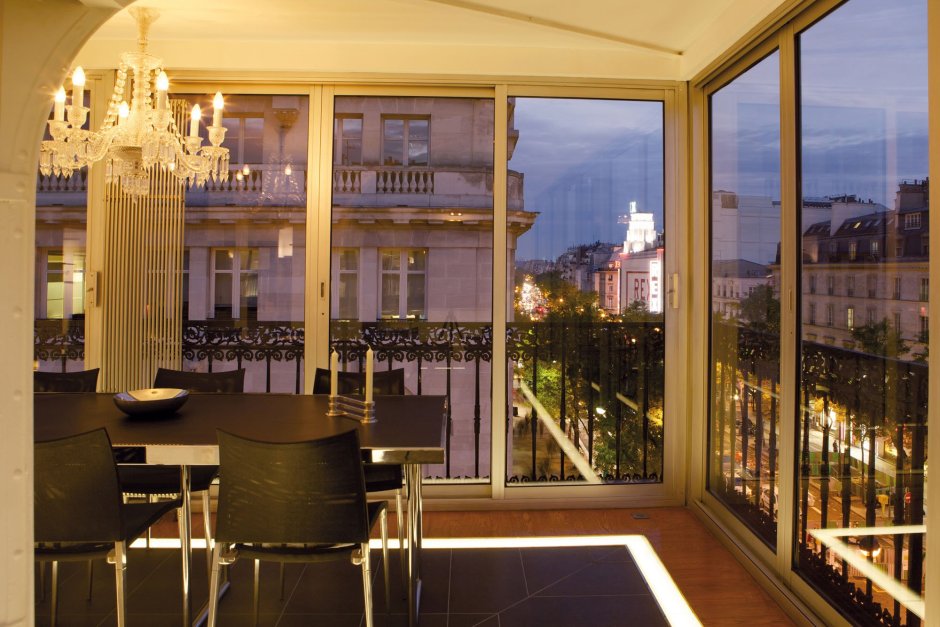 Кафе с панорамными окнами и балконом