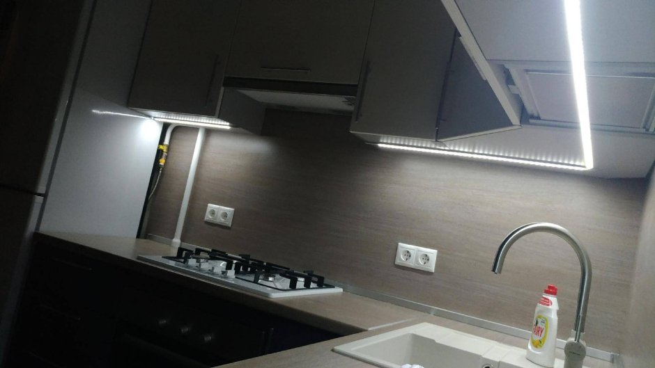 Светодиодная лента на кухне под вытяжкой