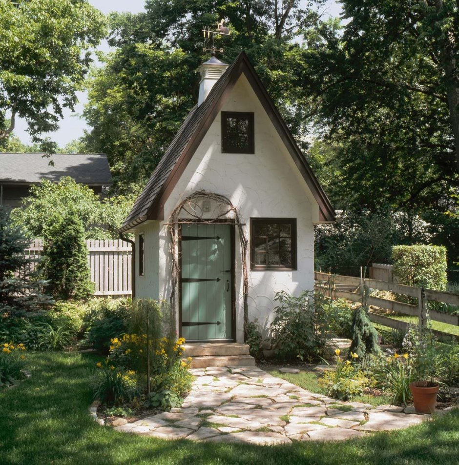 Небольшой домик с садом