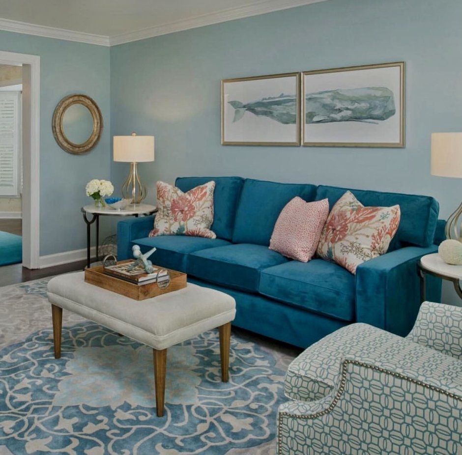 Бирюзовый диван в гостиной в классическом стиле